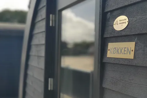 Annebergs Limtræ Natursuiter Hytter Skiltning